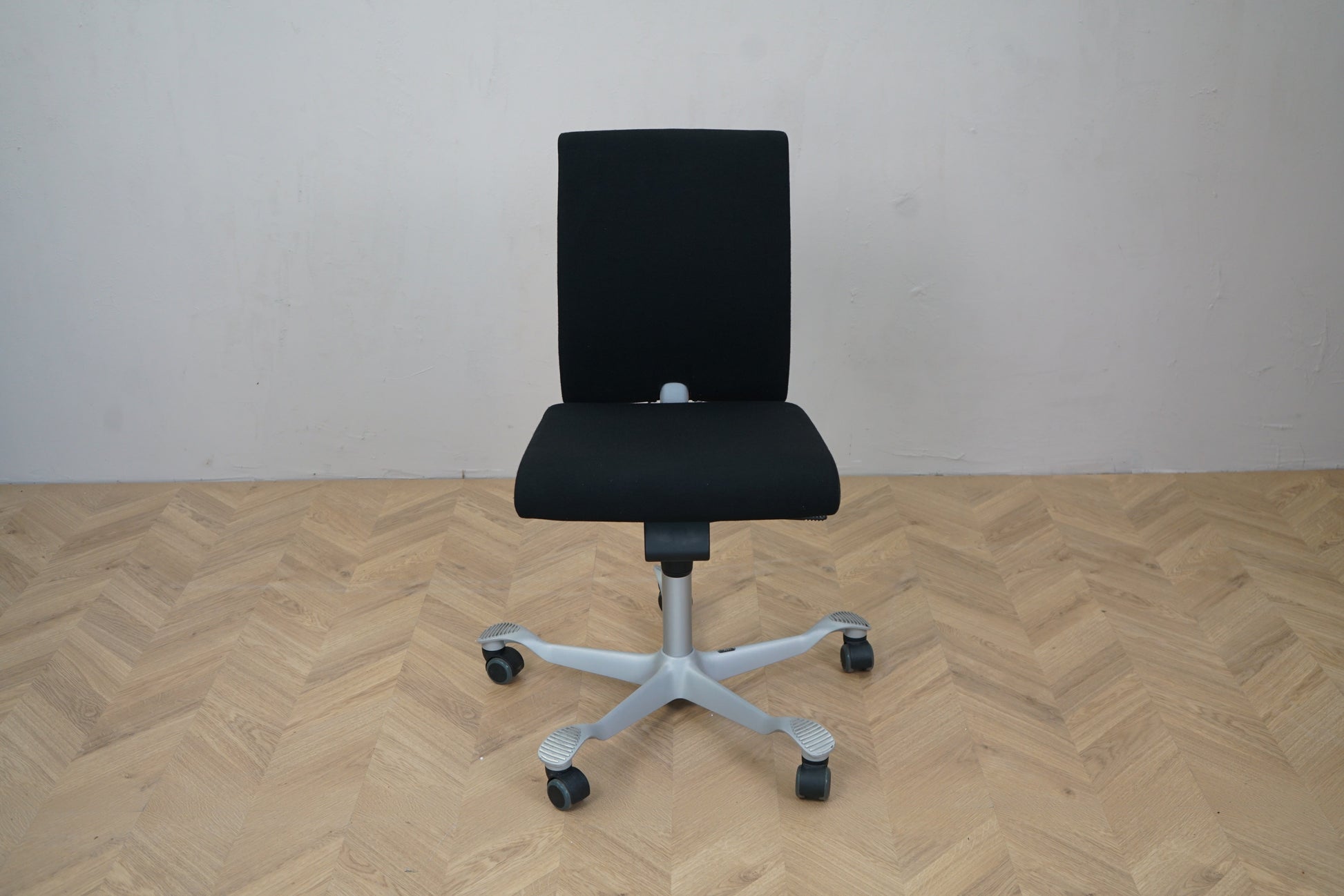 HÅG H05 kontorstol i sort/grå – set forfra med polstret sæde og ergonomisk ryglæn