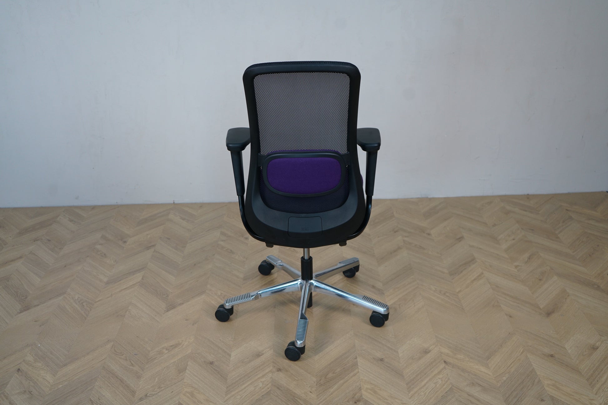 HÅG SoFi 7500 kontorstol set bagfra med lilla lændestøtte, mesh-ryg og ergonomisk design