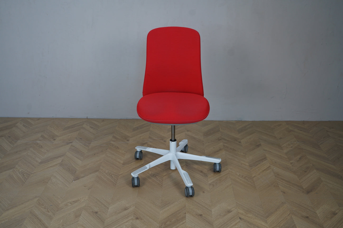 HÅG Sofi kontorstol i rød med grå stel – ergonomisk stol uden armlæn set forfra