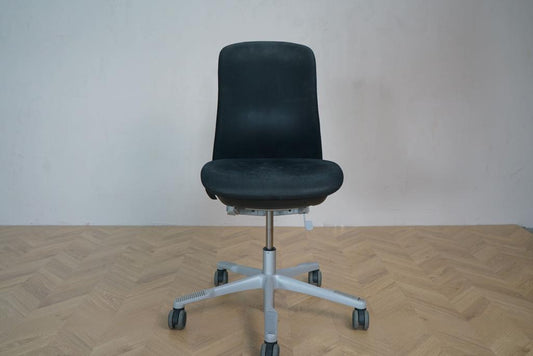 Brugt HÅG SoFi kontorstol i sort uden armlæn, set forfra – ergonomisk og moderne design