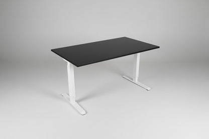 Hæve sænkebord 140x80 cm med sort laminat bordplade og hvidt stel set forfra