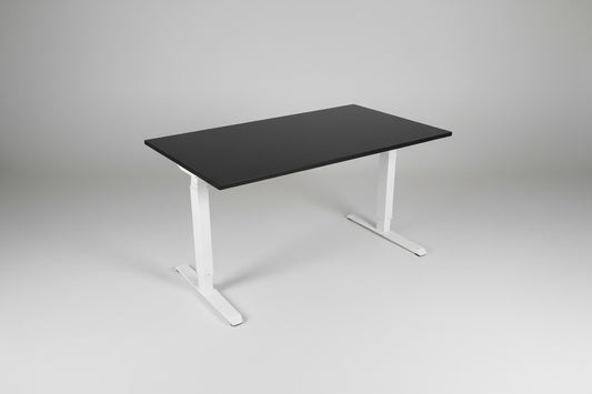 Hæve sænkebord 140x80 cm med sort laminat bordplade og hvidt stel set forfra