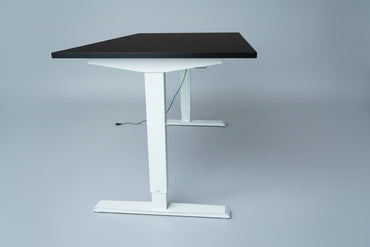 Hæve sænkebord 140x80 cm med sort laminat bordplade og hvidt stel set fra siden