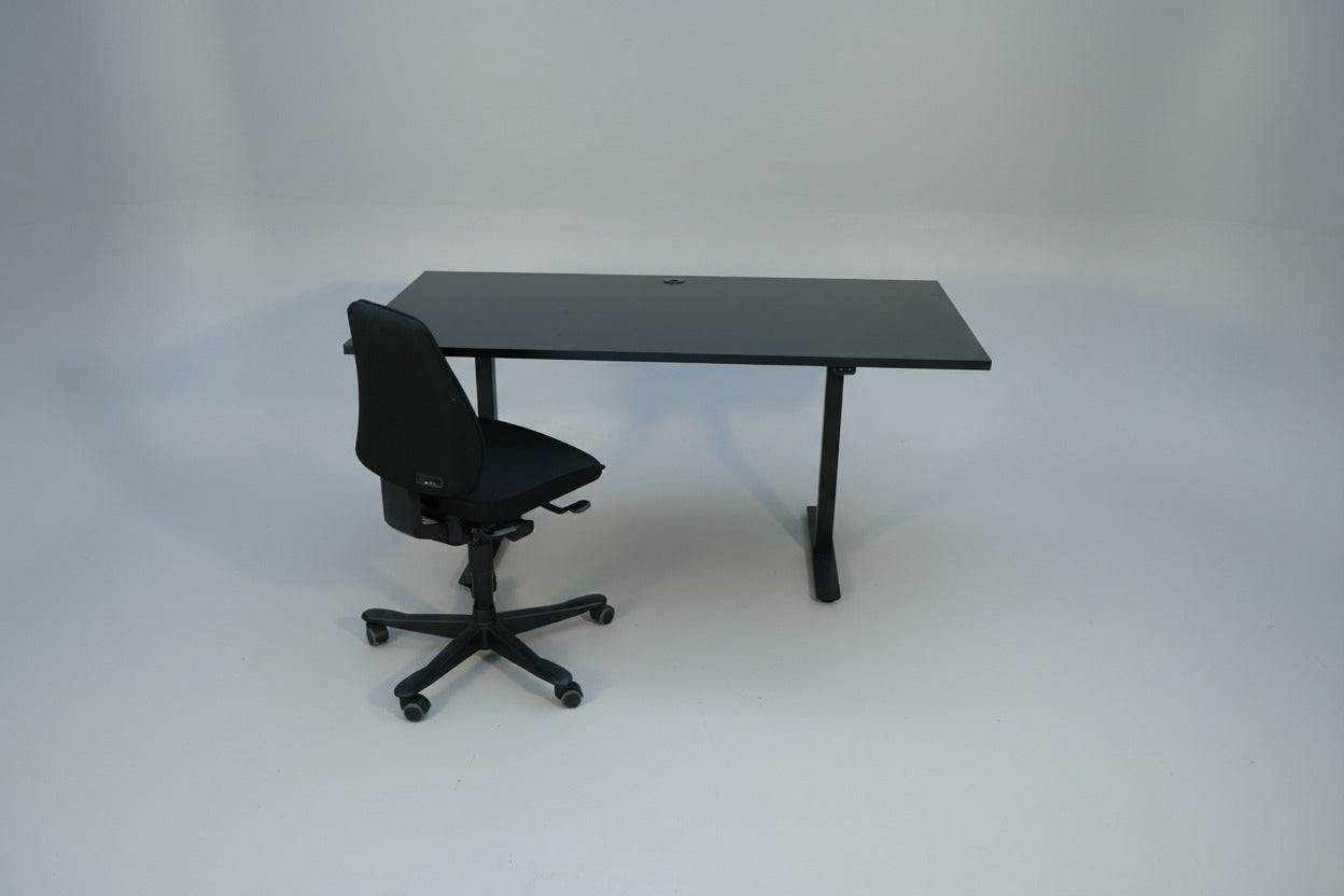 Hæve-sænkebord 160x80 i sort laminat set forfra med sort stel