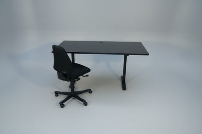 Hæve-sænkebord 160x80 i sort laminat set forfra med sort stel
