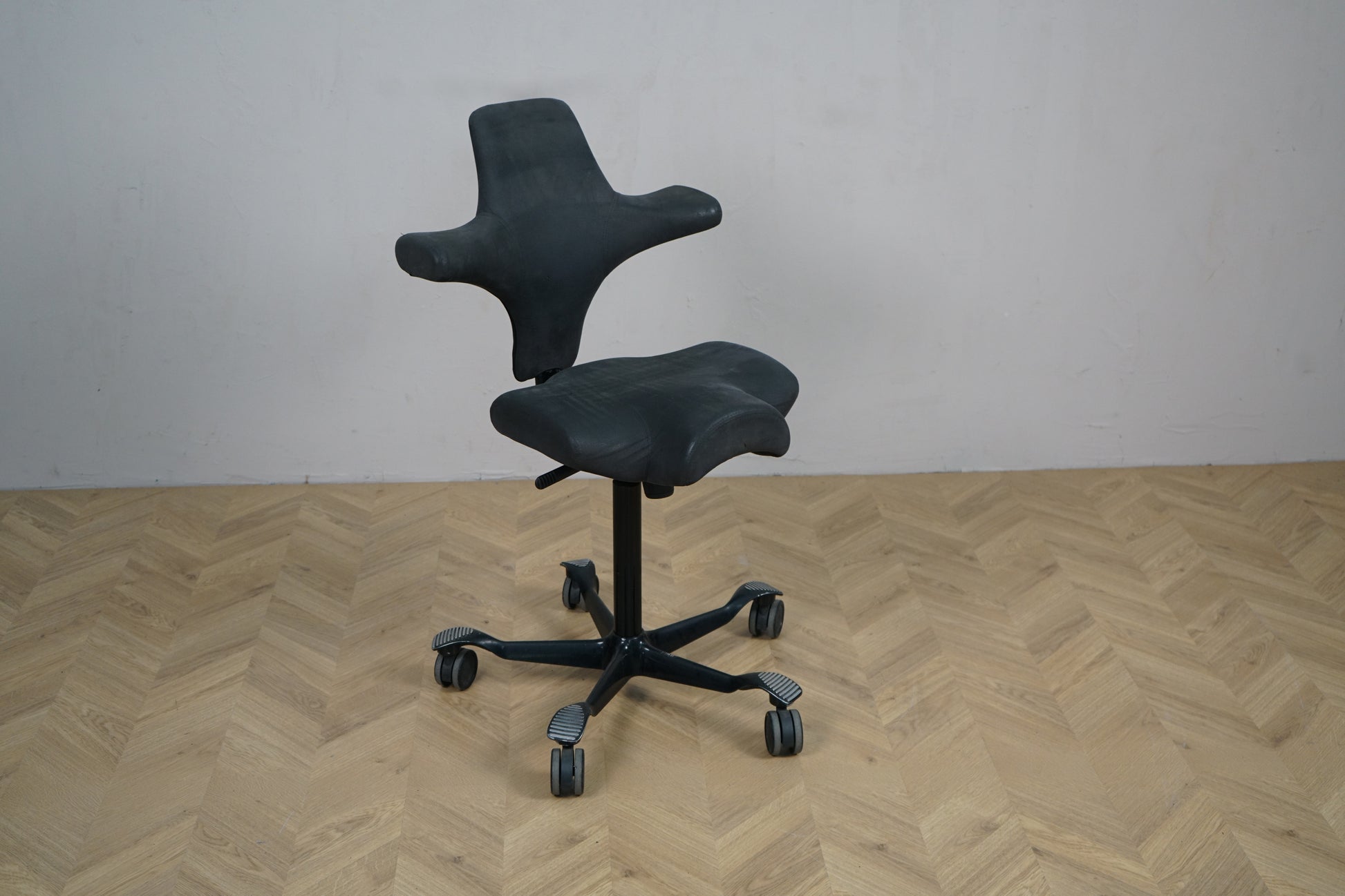 HÅG Capisco 8106 kontorstol i mørkegrå fra skrå vinkel – moderne ergonomisk kontorstol