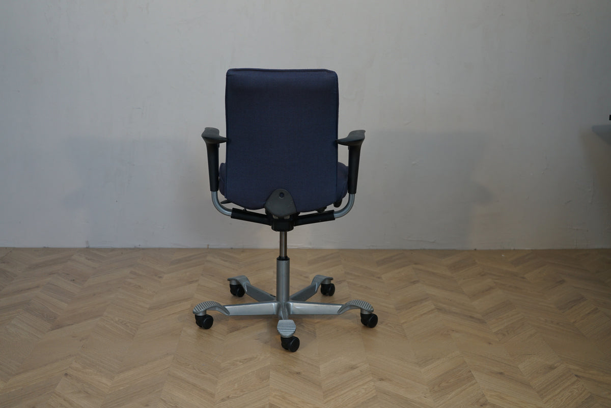 HÅG Creed mørkeblå kontorstol med ergonomisk ryglæn set bagfra