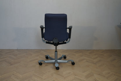 HÅG Creed mørkeblå kontorstol med ergonomisk ryglæn set bagfra