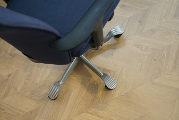 Close up af HÅG Creed kontorstol med mørkeblå polstring og ergonomisk design