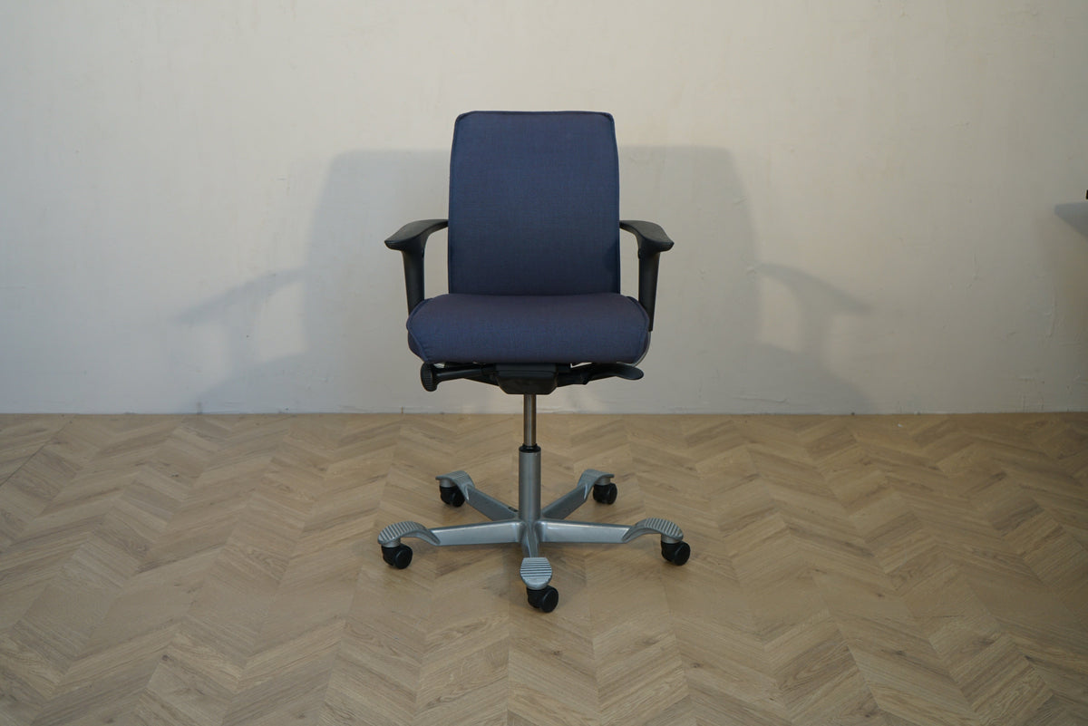 HÅG Creed ergonomisk kontorstol i mørkeblå polstring med armlæn set forfra