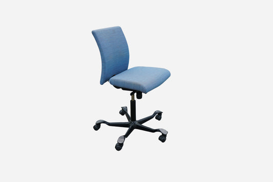 HÅG H04 4200 ergonomisk kontorstol med blåmeleret Remix-polstring og sort stel set skråt