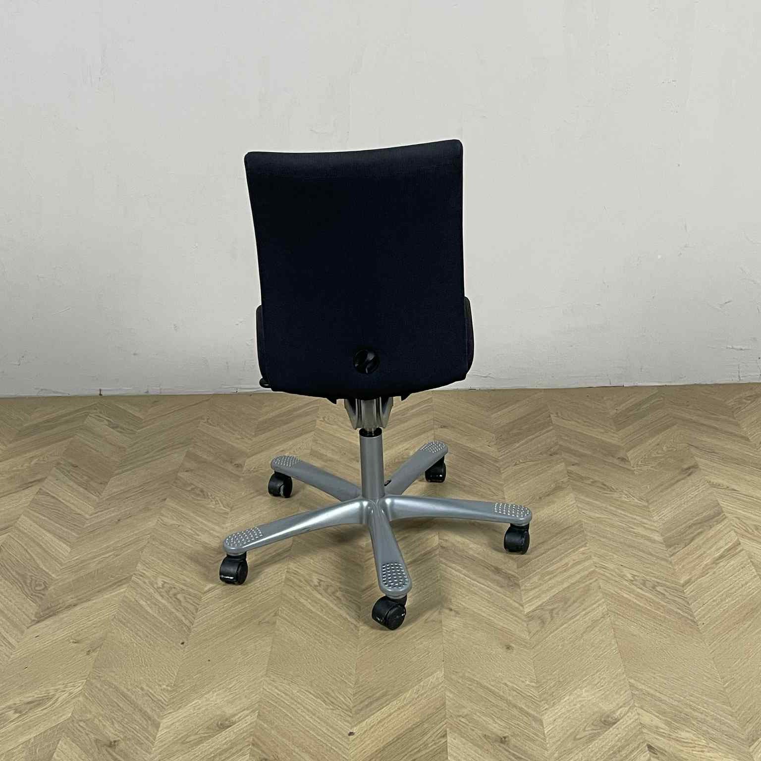 HÅG H04 Credo kontorstol set bagfra med ergonomisk rygdesign og stabilt gråt stel.