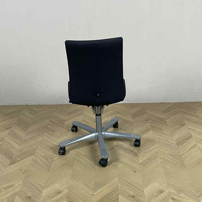 HÅG H04 Credo kontorstol set bagfra med ergonomisk rygdesign og stabilt gråt stel.