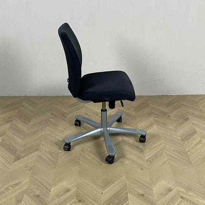 HÅG H04 Credo kontorstol set fra siden med justerbart ryglæn, sædedybde og gråt stel.