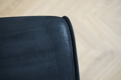 Nærbillede af HÅG H05 kontorstols sort Alcantara-betræk