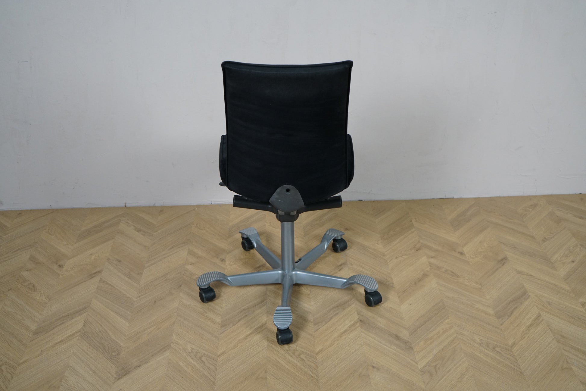 HÅG H05 kontorstol set bagfra med justerbar ryg og stabilt fodkryds