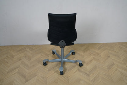 HÅG H05 kontorstol set bagfra med justerbar ryg og stabilt fodkryds