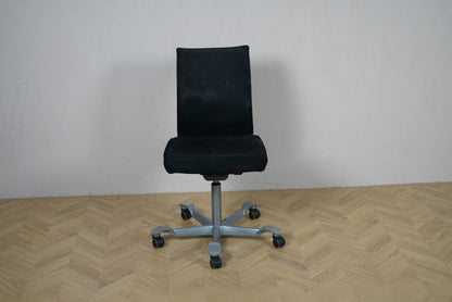 HÅG H05 kontorstol set forfra med sort Alcantara og gråt fodkryds