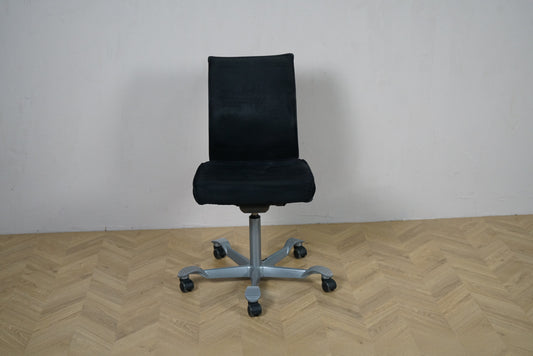 HÅG H05 kontorstol set forfra med sort Alcantara og gråt fodkryds