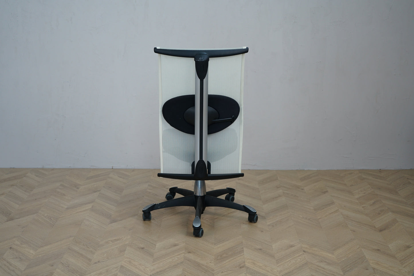 HÅG H09 kontorstol bagfra med åndbar hvid mesh ryg og sort benkryds