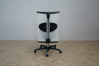 HÅG H09 kontorstol bagfra med åndbar hvid mesh ryg og sort benkryds