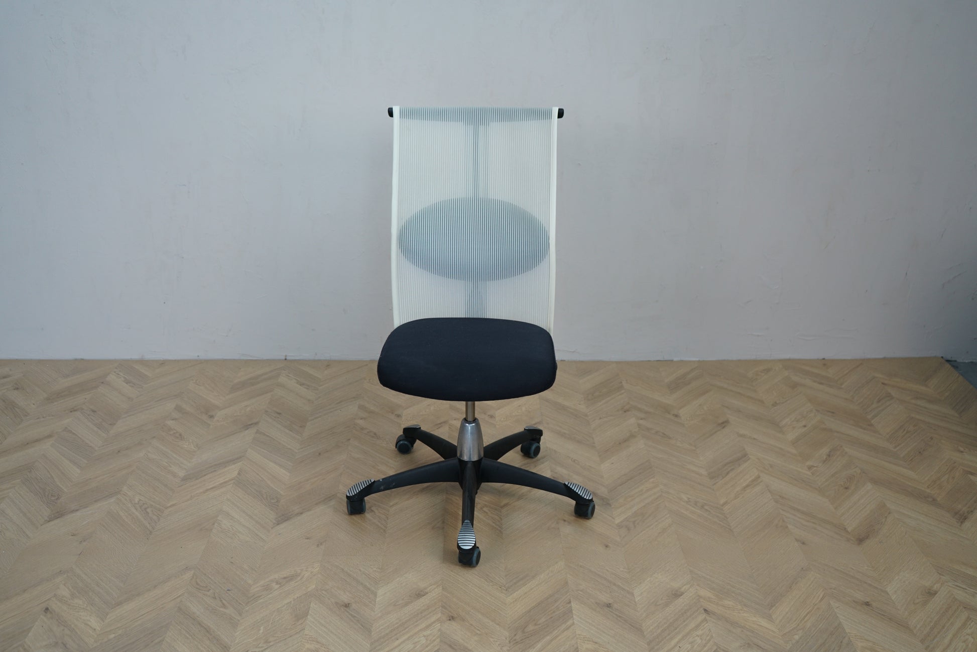 HÅG H09 kontorstol med sort sæde og hvid mesh ryg – ergonomisk skrivebordsstol set forfra