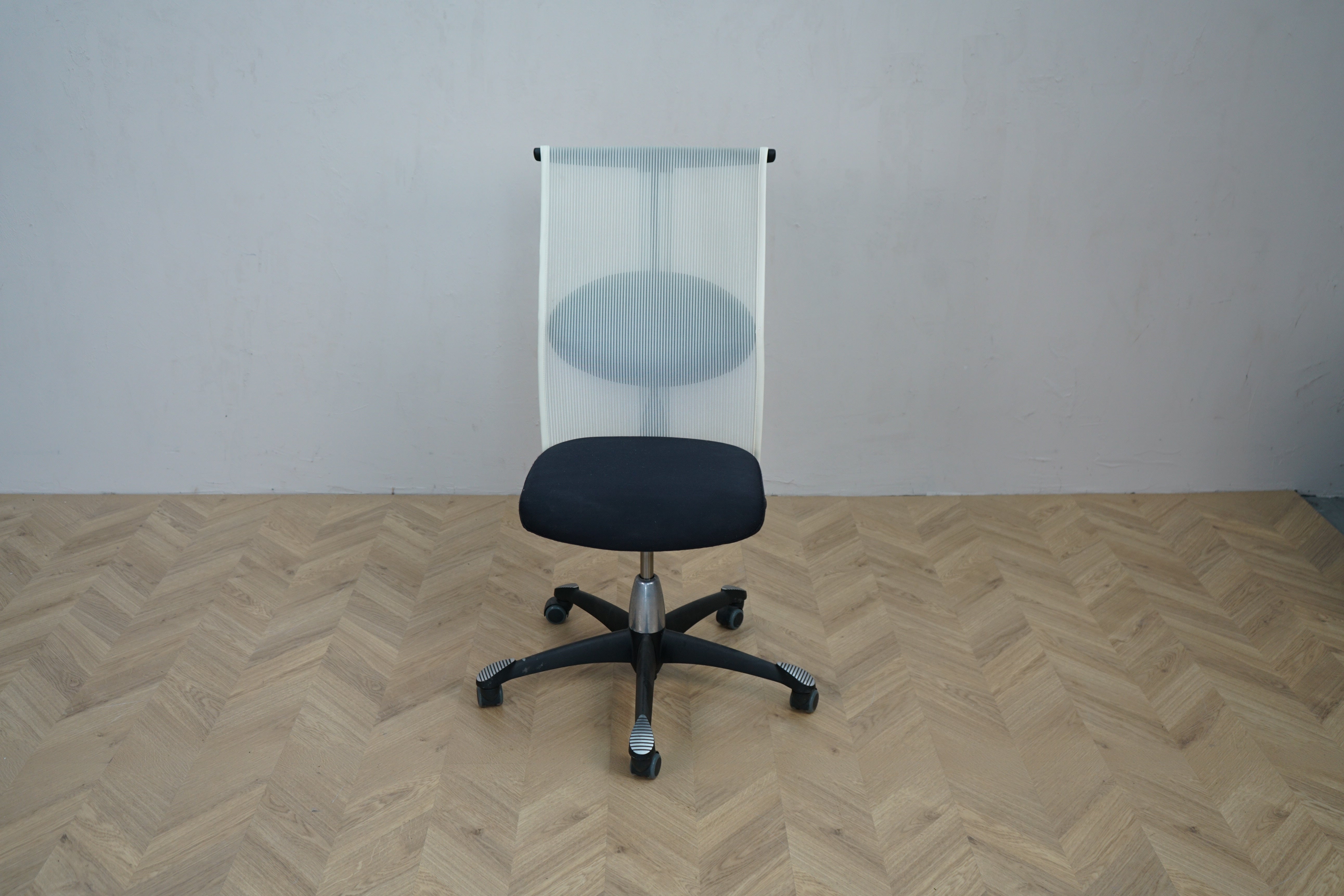 HÅG H09 kontorstol med sort sæde og hvid mesh ryg – ergonomisk skrivebordsstol set forfra