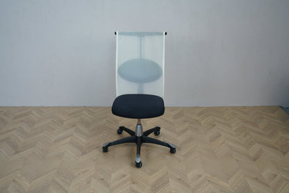 HÅG H09 kontorstol med sort sæde og hvid mesh ryg – ergonomisk skrivebordsstol set forfra