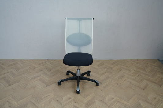 HÅG H09 kontorstol med sort sæde og hvid mesh ryg – ergonomisk skrivebordsstol set forfra