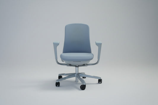 HÅG SoFi 7300 kontorstol med armlæn set forfra