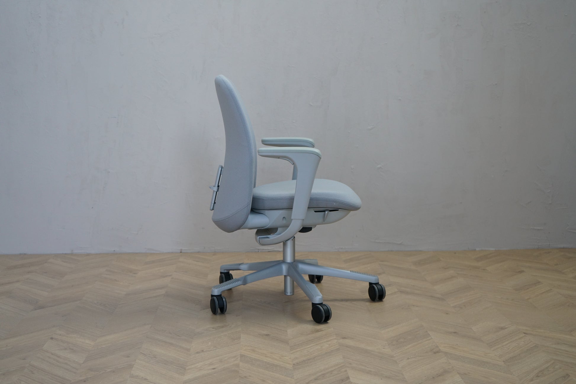 HÅG SoFi 7300 kontorstol fra siden med ergonomisk design og justerbare funktioner