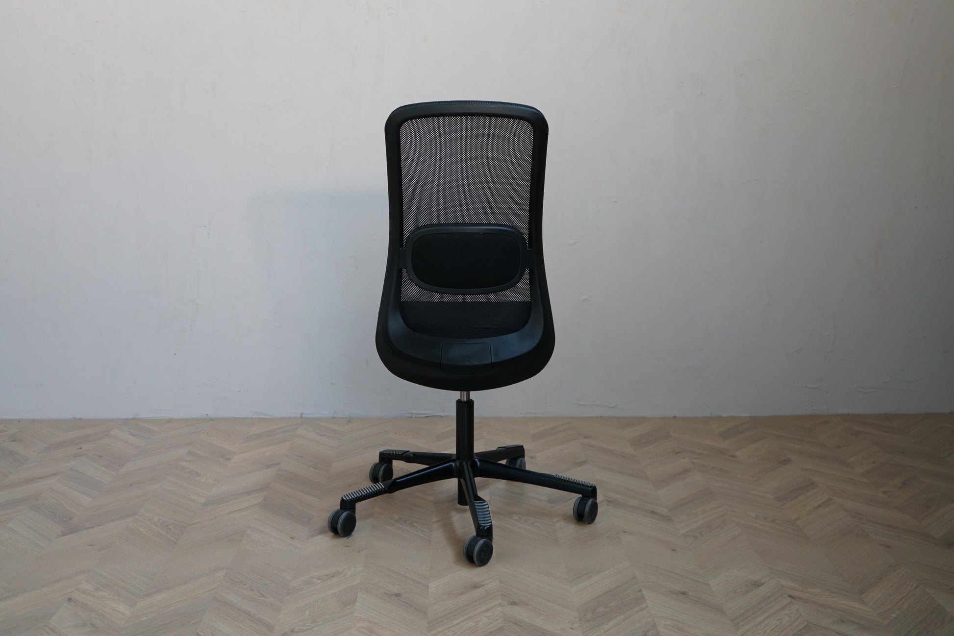Bagfra billede af HÅG SoFi 7500 kontorstol med ventilerende mesh ryg og sort metal stel