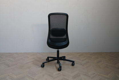 Bagfra billede af HÅG SoFi 7500 kontorstol med ventilerende mesh ryg og sort metal stel