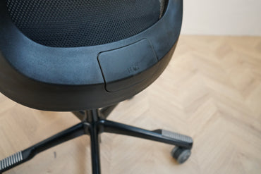 Close up af HÅG SoFi 7500 kontorstol med sort polstring og ergonomisk mesh ryg