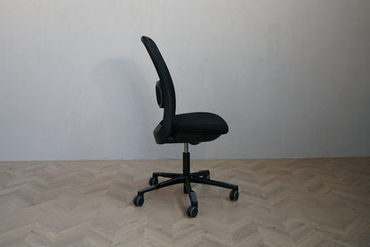 Sidevisning af ergonomisk HÅG SoFi 7500 kontorstol med sort stel og hjul