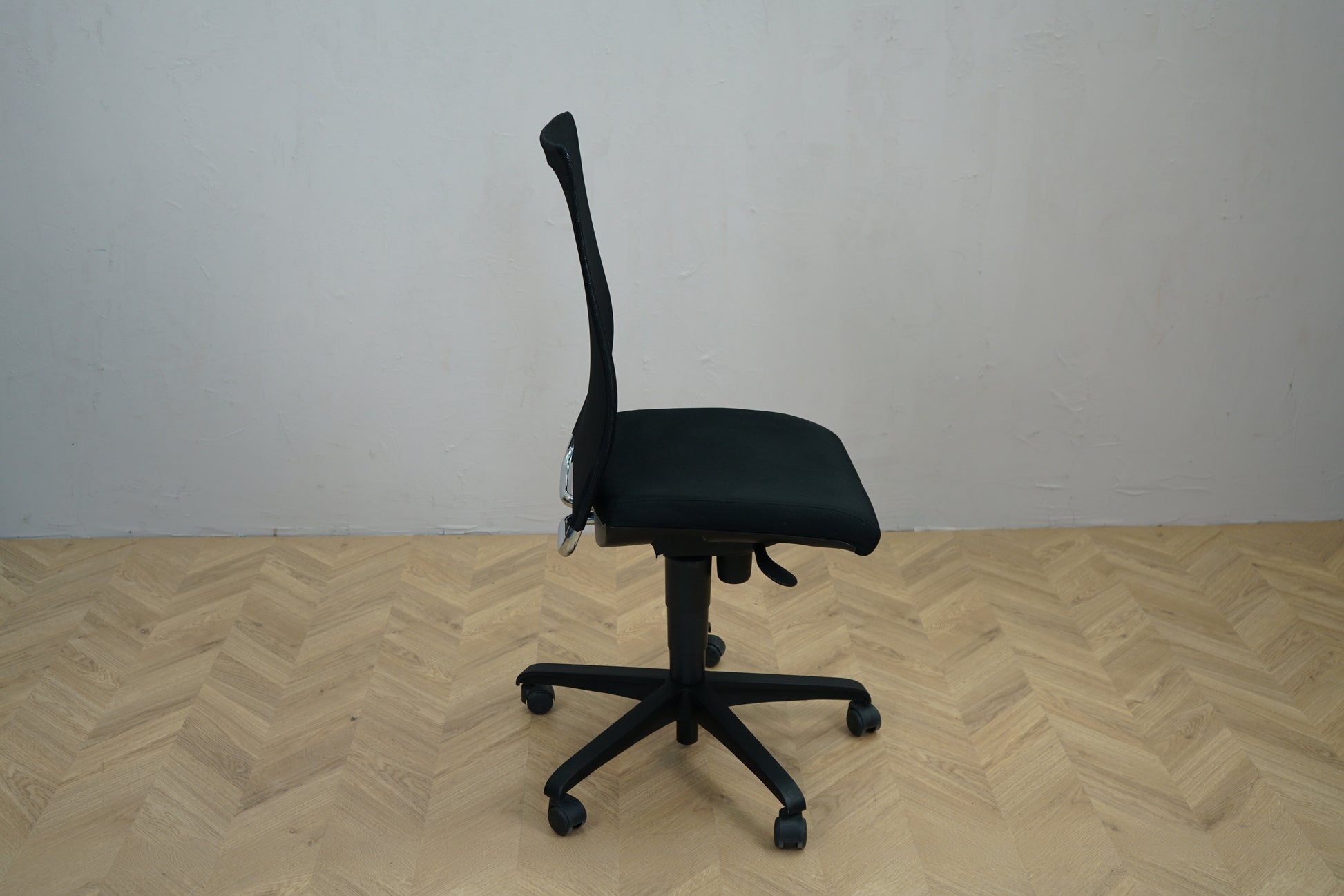 Ergonomisk sort Hamilton kontorstol set fra siden