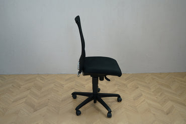 Ergonomisk sort Hamilton kontorstol set fra siden