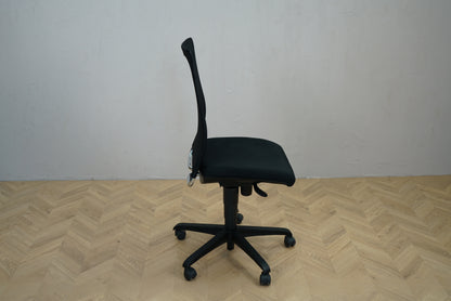 Ergonomisk sort Hamilton kontorstol set fra siden