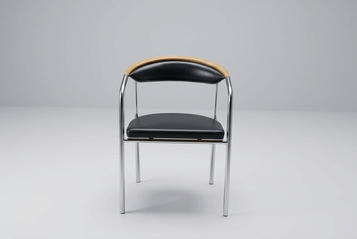 Hansen & Sørensen Chairman konferencestol designet af Henrik Tengler i sort læder med armlæn og ben i børstet stål, set forfra.