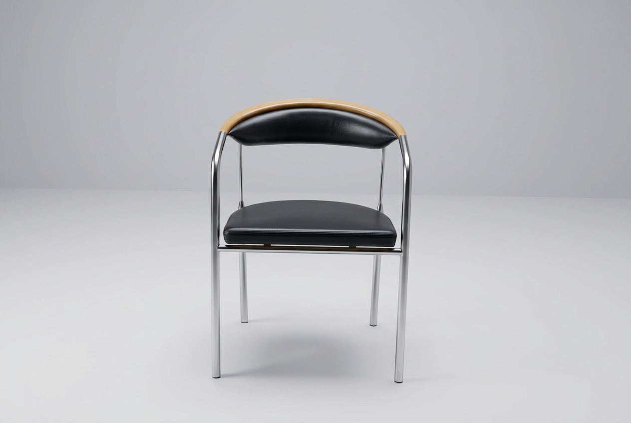 Hansen & Sørensen Chairman konferencestol designet af Henrik Tengler i sort læder med armlæn og ben i børstet stål, set forfra.