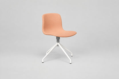 HAY About a Chair AAC10 mødestol set ovenfra med lyserødt polstret sæde og ryglæn