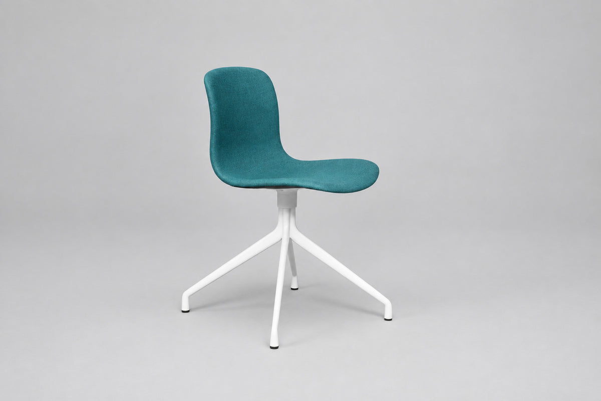 HAY About a Chair AAC10 mødestol set ovenfra med turkis polstret sæde og ryglæn