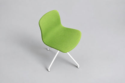 HAY About a Chair AAC10 mødestol set ovenfra med grønt polstret sæde og ryglæn