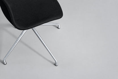 Nærbillede af HAY AAC10 designstol med sort polstring og detaljer i sæde og ryglæn