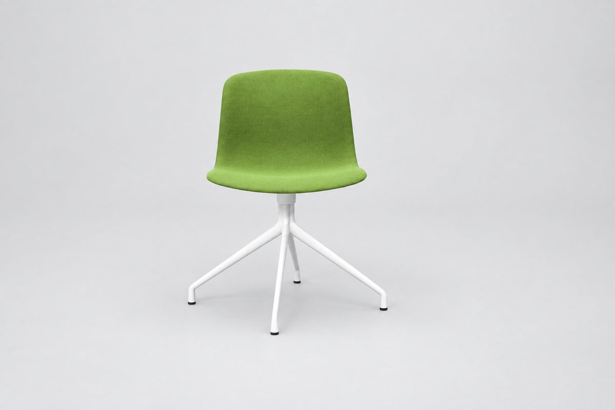 HAY About a Chair AAC10 mødestol med grøn fuldpolstring og hvidt 4-stjernet drejestel set forfra