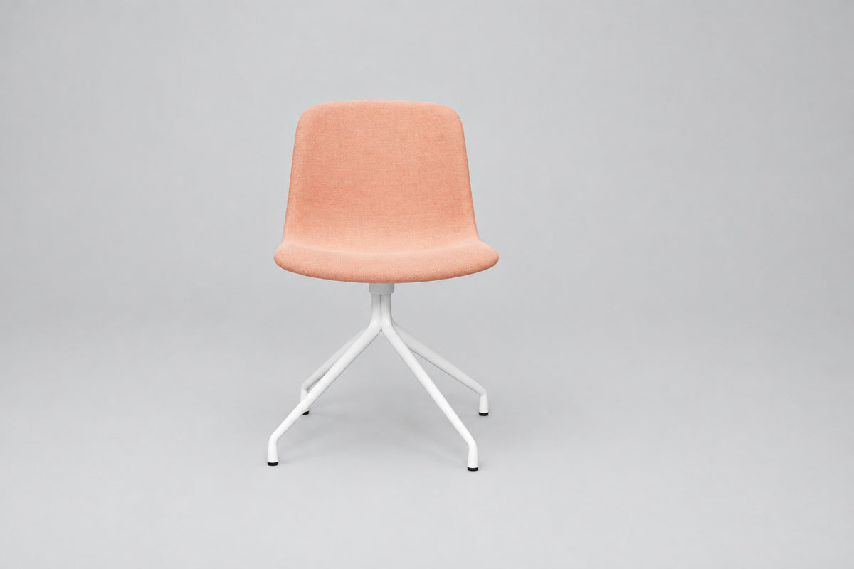 HAY About a Chair AAC10 mødestol med grøn fuldpolstring og hvidt 4-stjernet drejestel set forfra