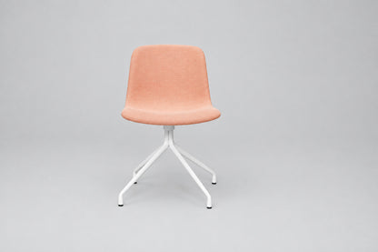 HAY About a Chair AAC10 mødestol med grøn fuldpolstring og hvidt 4-stjernet drejestel set forfra
