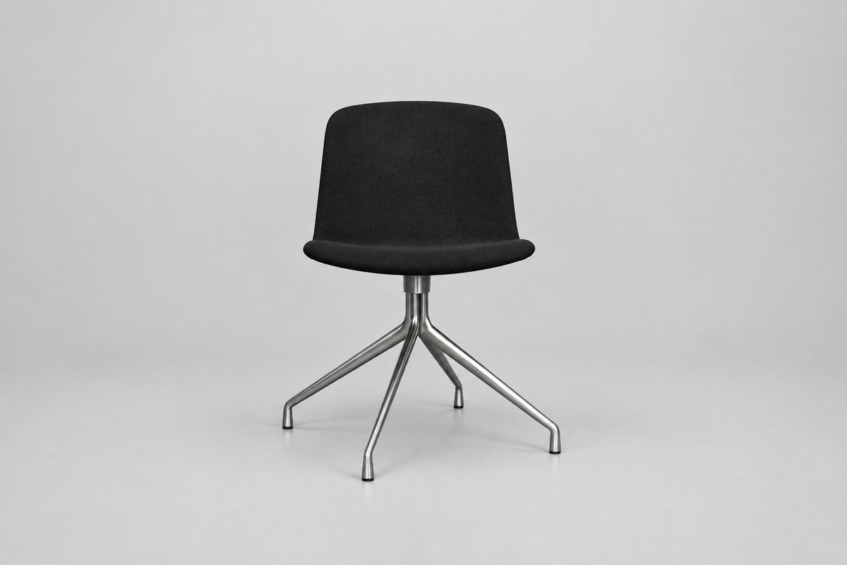 HAY About a Chair AAC10 mødestol med sort fuldpolstring og krom 4-stjernet drejestel set forfra