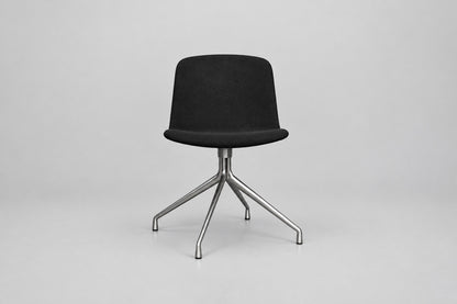 HAY About a Chair AAC10 mødestol med sort fuldpolstring og krom 4-stjernet drejestel set forfra