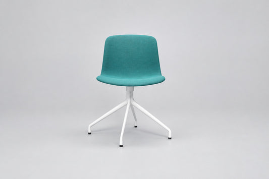 HAY About a Chair AAC10 mødestol med turkis fuldpolstring og hvidt 4-stjernet drejestel set forfra
